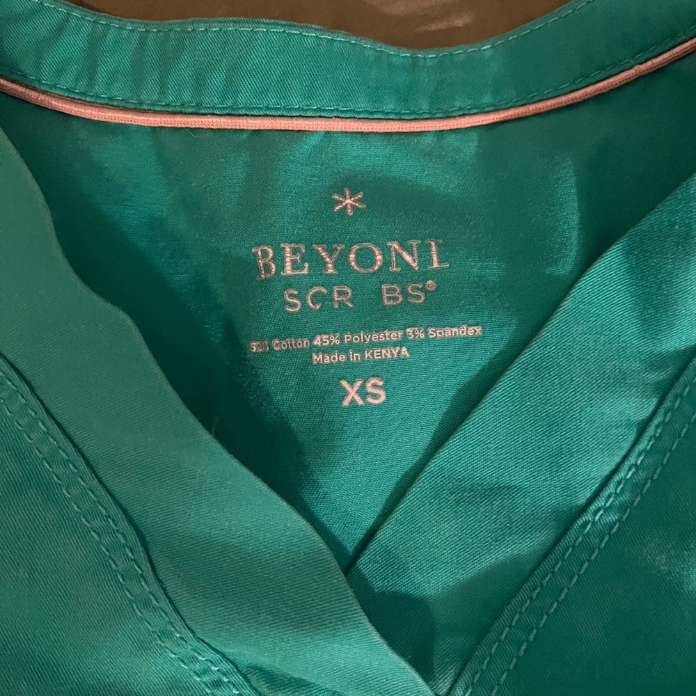 Scrub tops - Picture 5 of 5